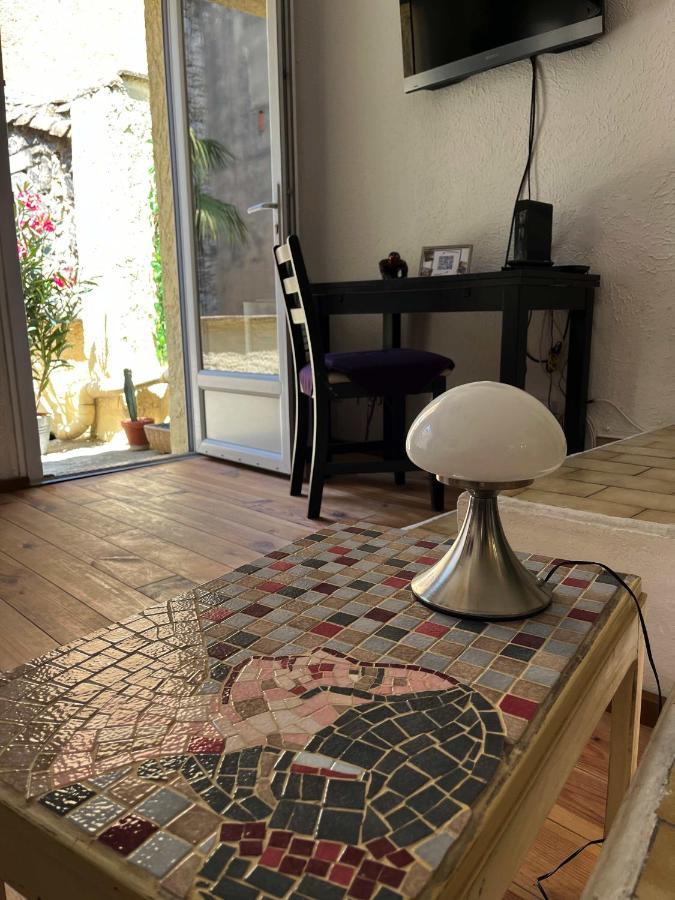 Studio Avec Terrasse Sur Cour, Authentique, Calme アヴィニョン エクステリア 写真